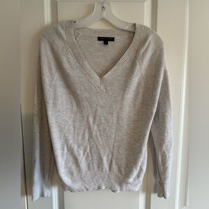 Banana Republic Women's Light Gray V-Neck Sweater